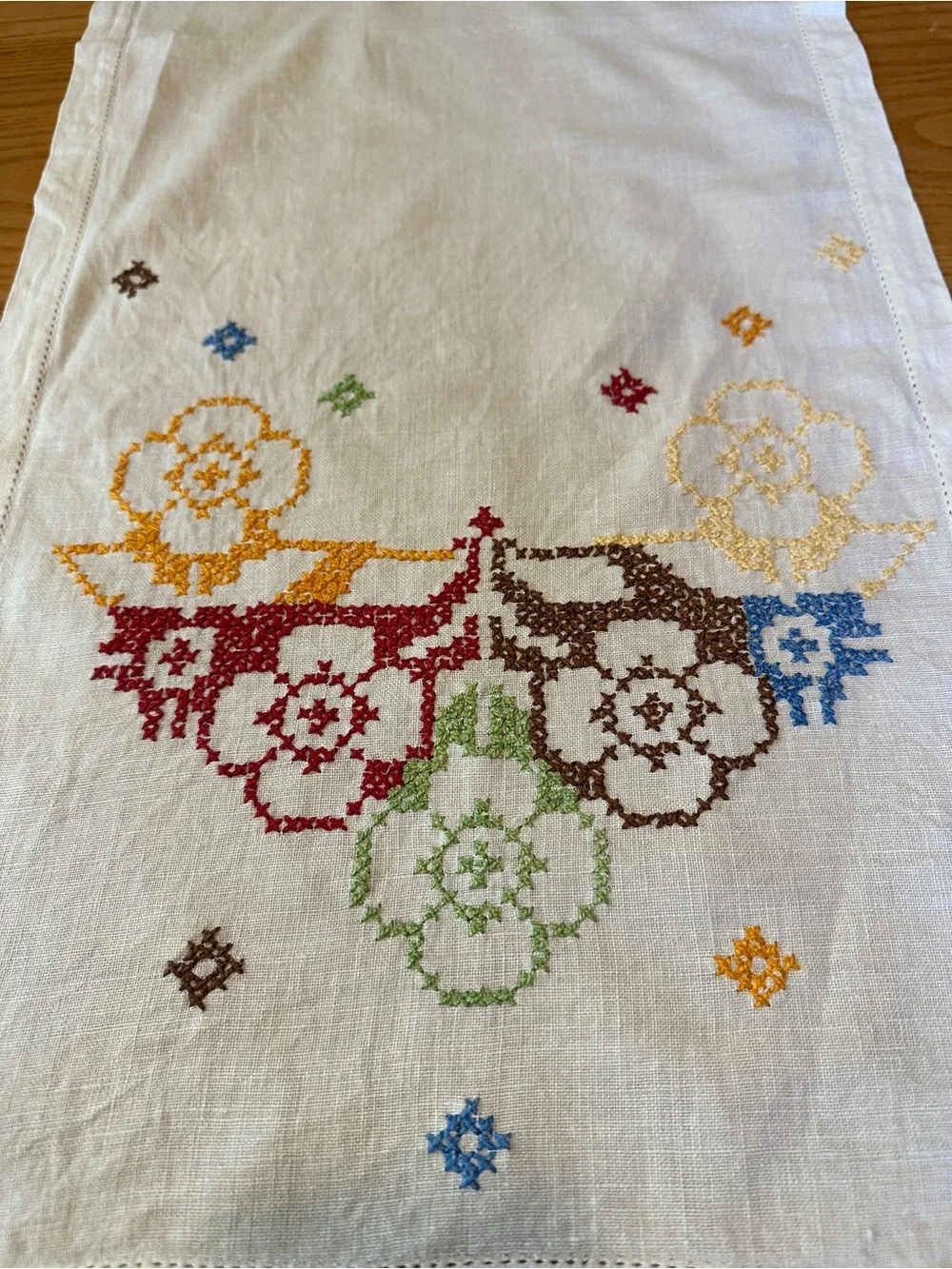 Embroidered Floral Linen Table Runner - Multicolor